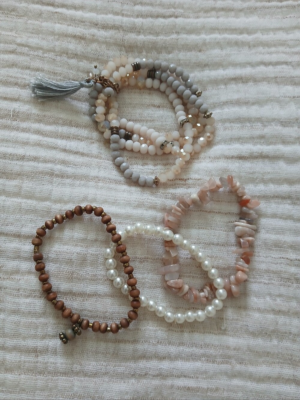 (2/15$)Set of 5 Beaded Stretch Bracelets in Neutrals and Pearl